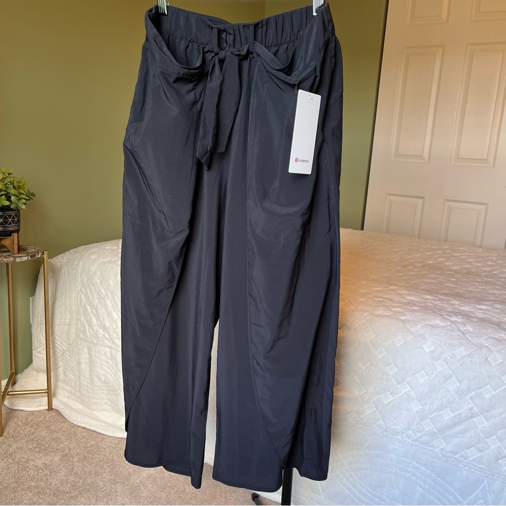 ๐ช MAKE OFFER NWT Lululemon Black Wrap-Front Wide Leg HR Crop Size 12 - Picture 4 of 15